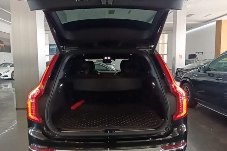 Used Volvo XC90 2024 B6 Zhiyi Luxury 7-Seater Trunk