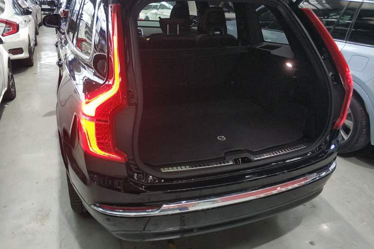 Used Volvo XC90 2024 B5 SmartDrive Luxury Edition 5 Seats Trunk