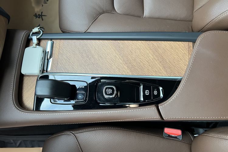 Used Volvo XC90 2024 B5 SmartDrive Luxury Edition 5 Seats Gear Lever