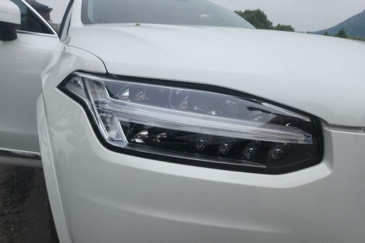 Used Volvo XC90 2024 B6 Zhiyi Luxury 7-Seater Right Front Headlight