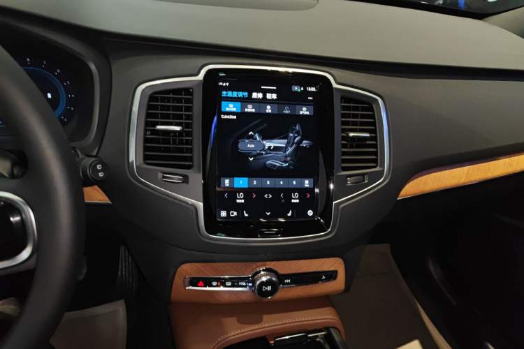 Used Volvo XC90 2025 B5 SmartDrive Luxury Edition 7-Seater Audio And AC Panel