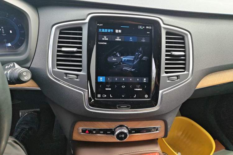 Used Volvo XC90 2025 B5 SmartDrive Luxury Edition 5 Seats Audio And AC Panel