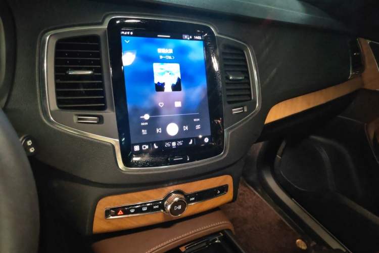 Used Volvo XC90 2025 B5 SmartDrive Luxury Edition 5 Seats Audio And AC Panel
