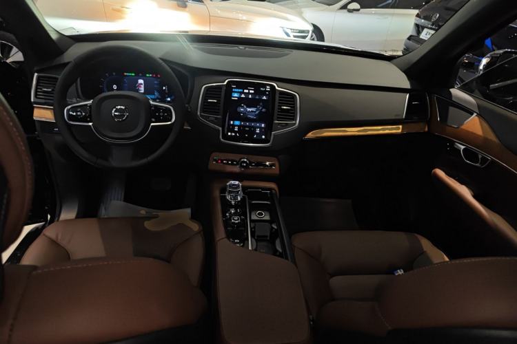 Used Volvo XC90 2025 B5 SmartDrive Luxury Edition 7-Seater Center Console