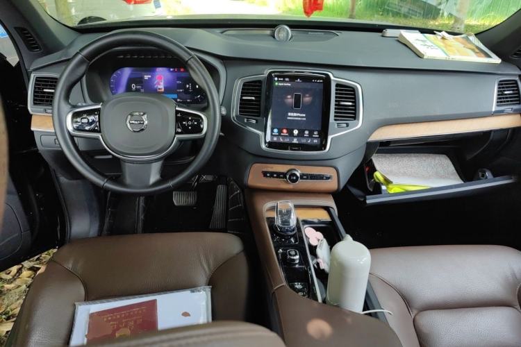 Used Volvo XC90 2025 B5 SmartDrive Luxury Edition 5 Seats Center Console