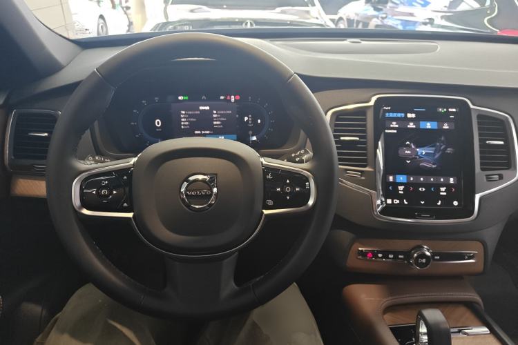 Used Volvo XC90 2025 B5 SmartDrive Luxury Edition 5 Seats Center Console