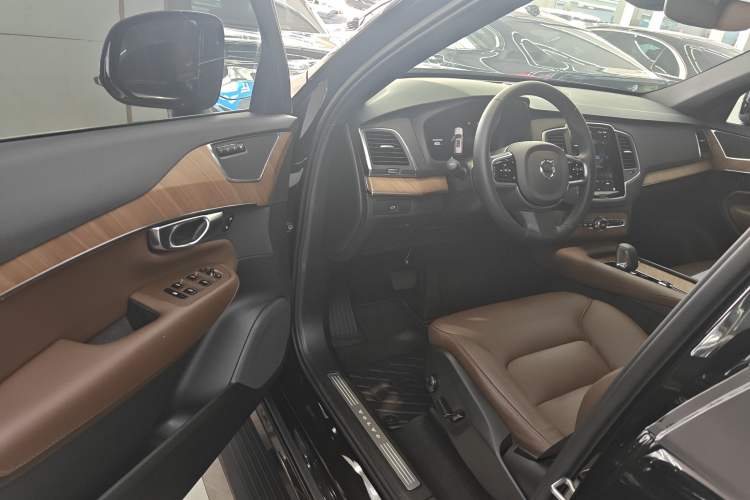 Used Volvo XC90 2025 B5 SmartDrive Luxury Edition 5 Seats Driver Seat
