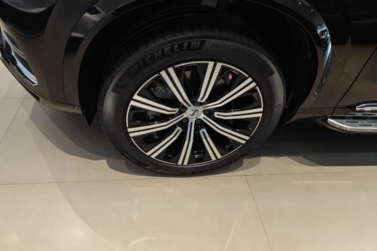 Used Volvo XC90 2025 B5 SmartDrive Luxury Edition 7-Seater Exterior 4