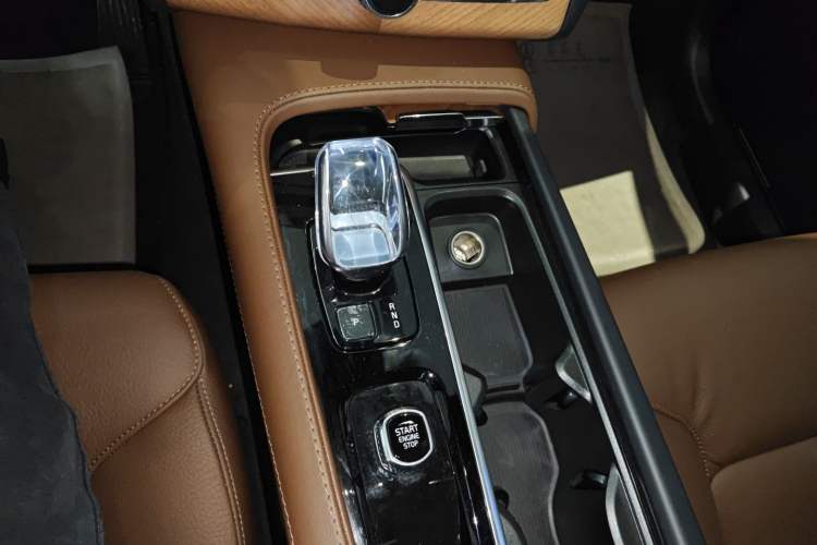 Used Volvo XC90 2025 B5 SmartDrive Luxury Edition 7-Seater Gear Lever