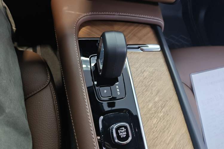 Used Volvo XC90 2025 B5 SmartDrive Luxury Edition 5 Seats Gear Lever