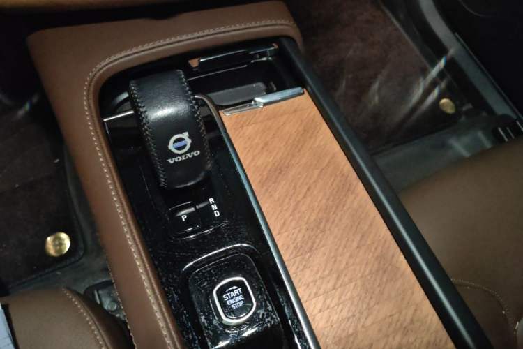 Used Volvo XC90 2025 B5 SmartDrive Luxury Edition 5 Seats Gear Lever