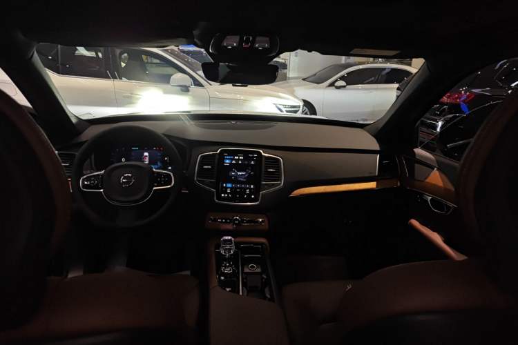 Used Volvo XC90 2025 B5 SmartDrive Luxury Edition 7-Seater Headliner