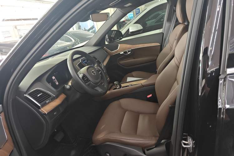 Used Volvo XC90 2025 B5 SmartDrive Luxury Edition 5 Seats Left Front Seat