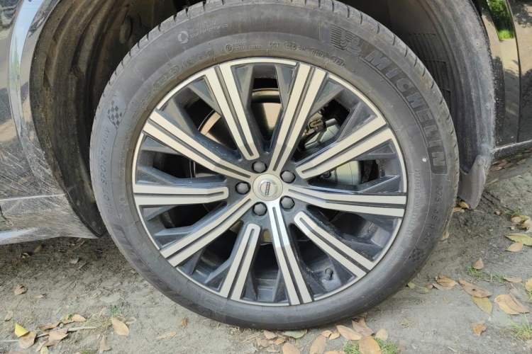 Used Volvo XC90 2025 B5 SmartDrive Luxury Edition 5 Seats Right Front Wheel Hub