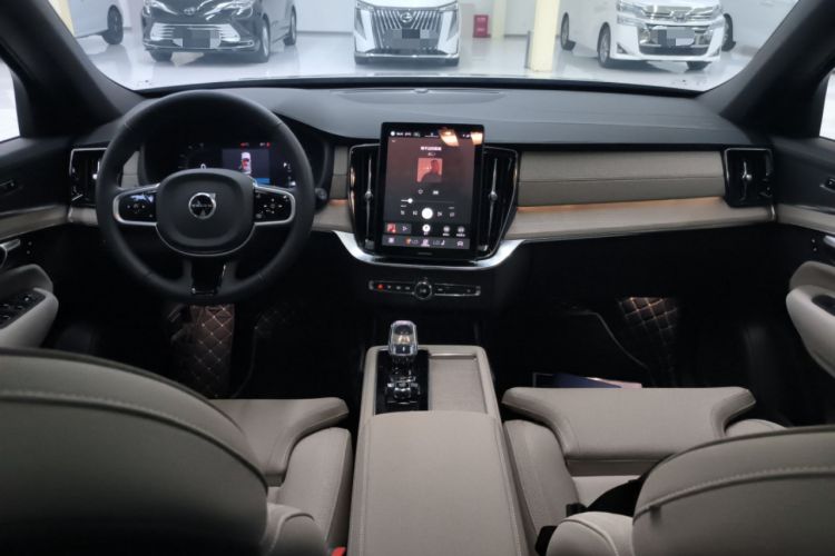 Used Volvo XC90 2025 Facelifted B6 Zhiyuan Luxury Version with 6 Seats Center Console