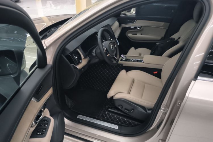 Used Volvo XC90 2025 Facelifted B6 Zhiyuan Luxury Version with 6 Seats Driver Seat