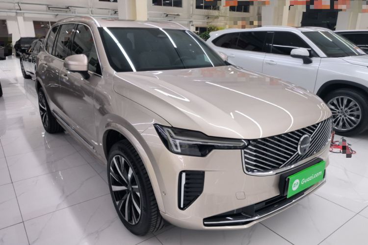 Used Volvo XC90 2025 Facelifted B6 Zhiyuan Luxury Version with 6 Seats Front Right 45 Deg