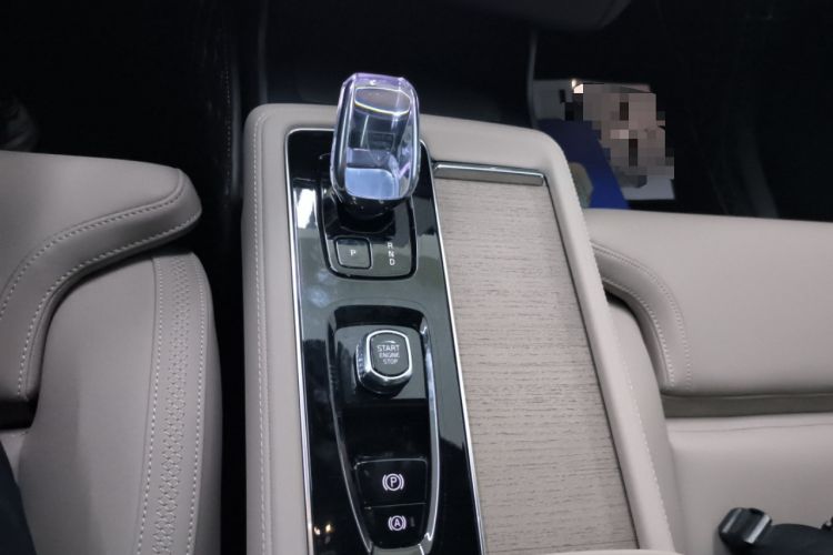 Used Volvo XC90 2025 Facelifted B6 Zhiyuan Luxury Version with 6 Seats Gear Lever