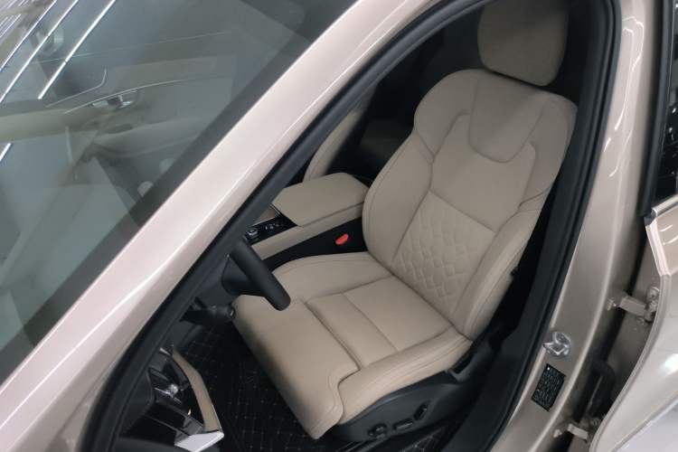Used Volvo XC90 2025 Facelifted B6 Zhiyuan Luxury Version with 6 Seats Left Front Seat