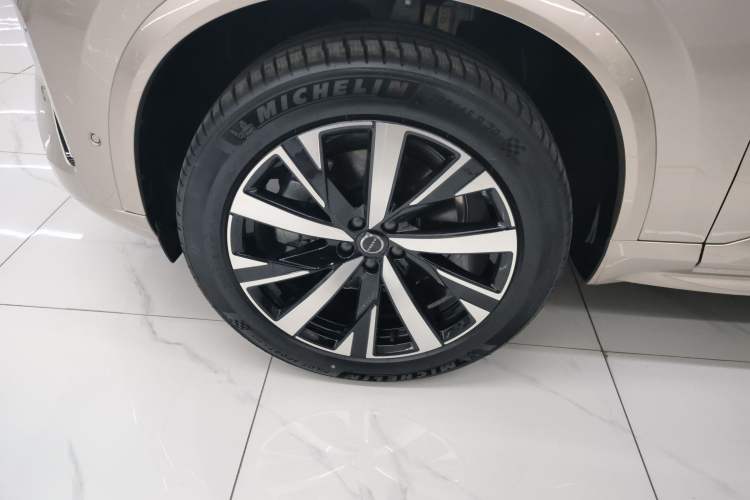 Used Volvo XC90 2025 Facelifted B6 Zhiyuan Luxury Version with 6 Seats Left Front Wheel Hub