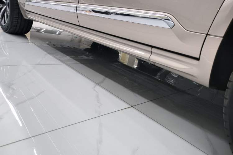 Used Volvo XC90 2025 Facelifted B6 Zhiyuan Luxury Version with 6 Seats Left Side Sill