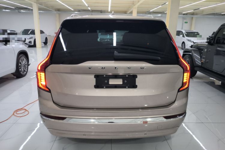 Used Volvo XC90 2025 Facelifted B6 Zhiyuan Luxury Version with 6 Seats Rear