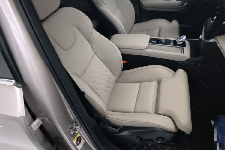 Used Volvo XC90 2025 Facelifted B6 Zhiyuan Luxury Version with 6 Seats Right Front Seat