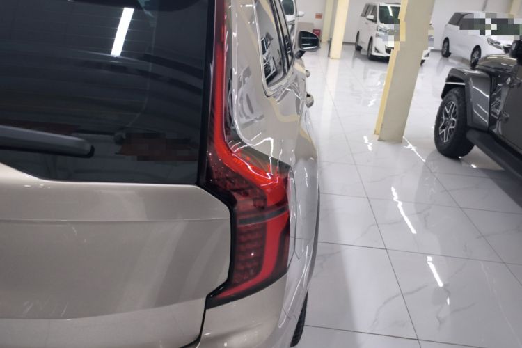 Used Volvo XC90 2025 Facelifted B6 Zhiyuan Luxury Version with 6 Seats Right Rear Taillight