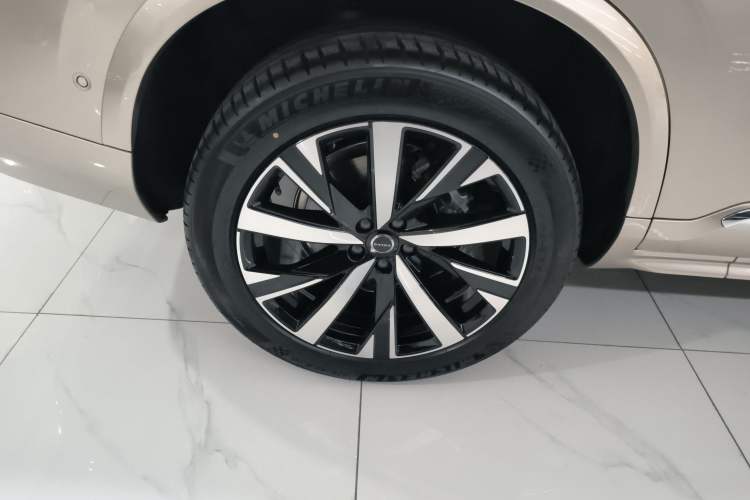 Used Volvo XC90 2025 Facelifted B6 Zhiyuan Luxury Version with 6 Seats Right Rear Wheel Hub