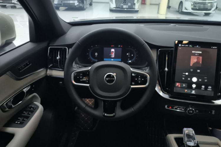 Used Volvo XC90 2025 Facelifted B6 Zhiyuan Luxury Version with 6 Seats Steering Wheel