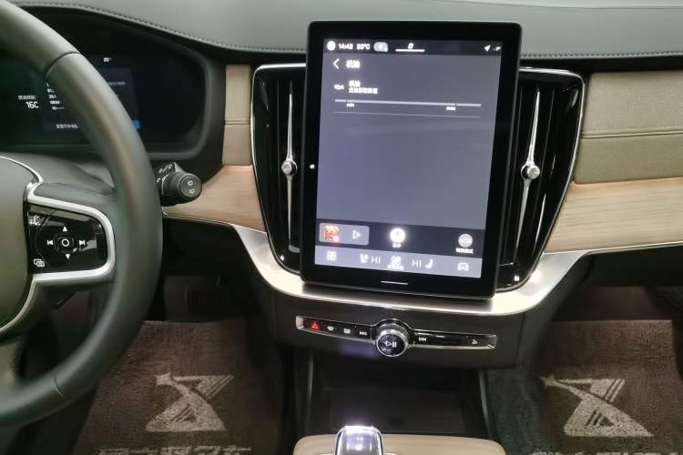 Used Volvo XC90 2025 Facelifted B6 Zhiyuan Luxury Version with 6 Seats Audio And AC Panel