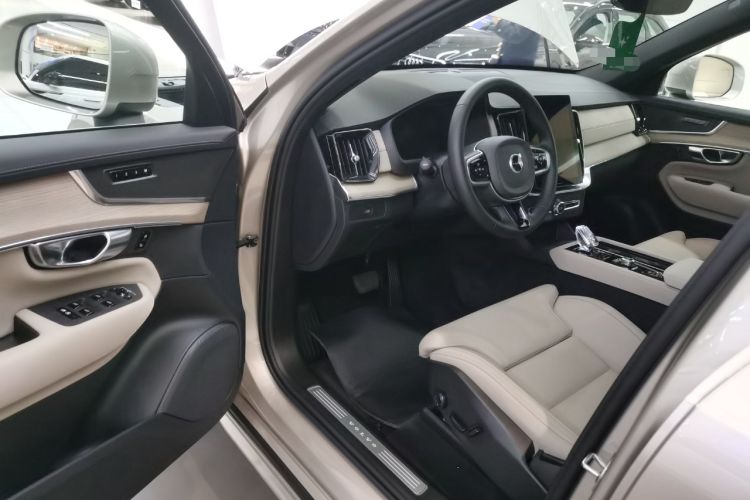 Used Volvo XC90 2025 Facelifted B6 Zhiyuan Luxury Version with 6 Seats Driver Seat
