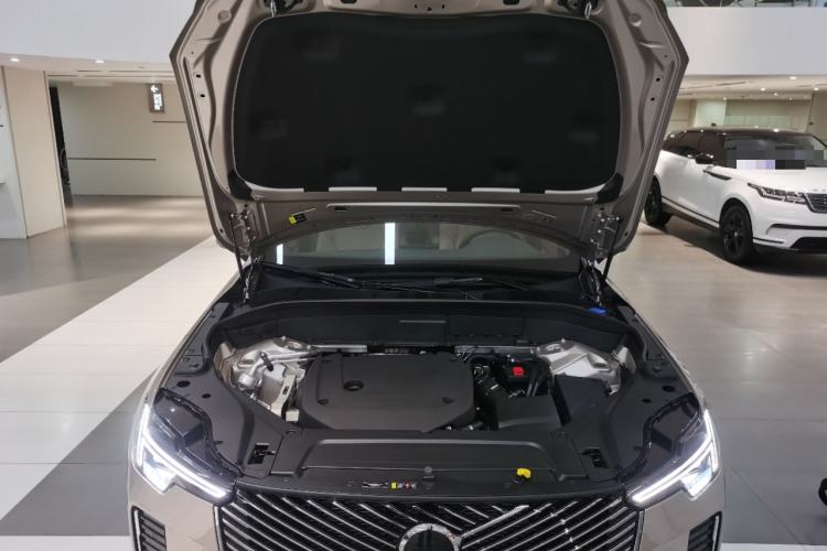 Used Volvo XC90 2025 Facelifted B6 Zhiyuan Luxury Version with 6 Seats Engine Bay