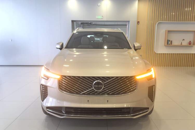 Used Volvo XC90 2025 Facelifted B6 Zhiyuan Luxury Version with 6 Seats Exterior 1