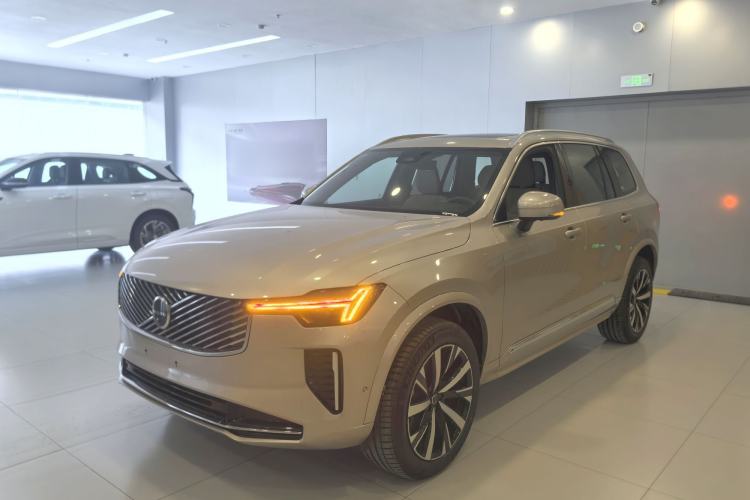 Used Volvo XC90 2025 Facelifted B6 Zhiyuan Luxury Version with 6 Seats Exterior 2