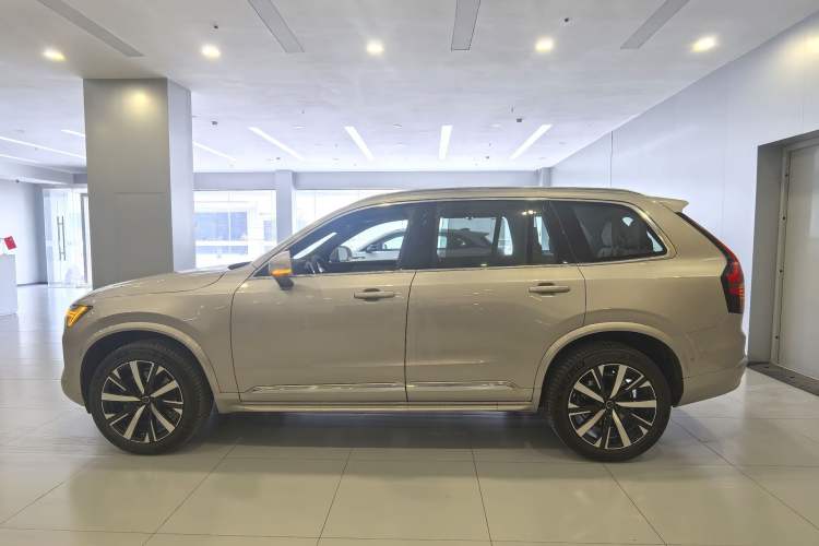 Used Volvo XC90 2025 Facelifted B6 Zhiyuan Luxury Version with 6 Seats Exterior 3