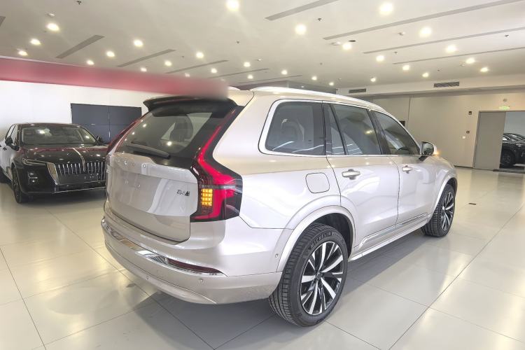 Used Volvo XC90 2025 Facelifted B6 Zhiyuan Luxury Version with 6 Seats Exterior 4