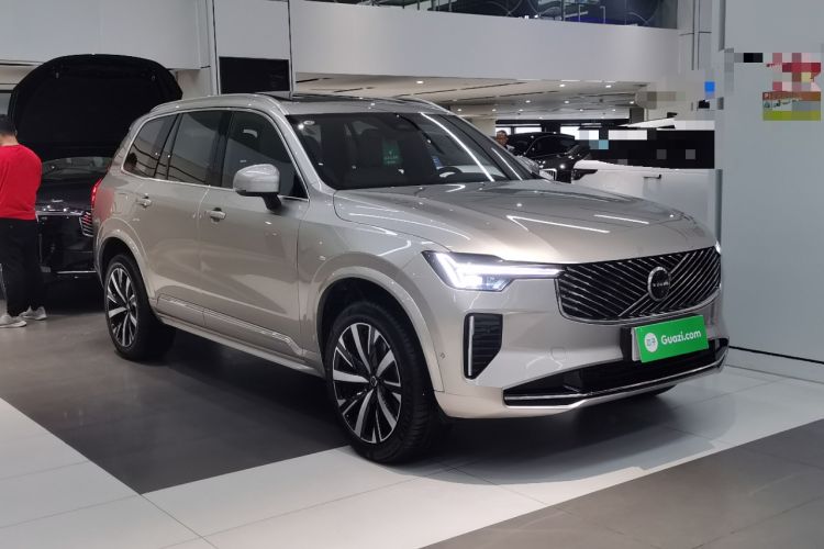 Used Volvo XC90 2025 Facelifted B6 Zhiyuan Luxury Version with 6 Seats Front Right 45 Deg