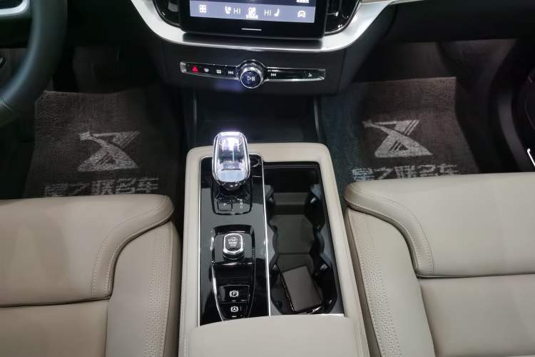 Used Volvo XC90 2025 Facelifted B6 Zhiyuan Luxury Version with 6 Seats Gear Lever