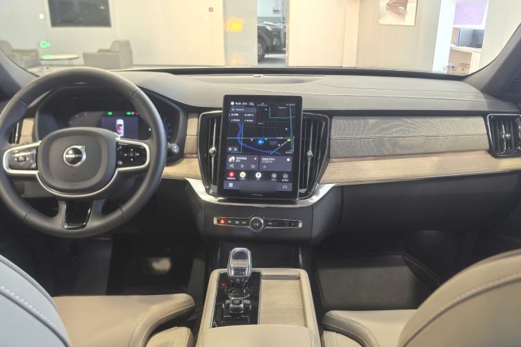 Used Volvo XC90 2025 Facelifted B6 Zhiyuan Luxury Version with 6 Seats Interior 1