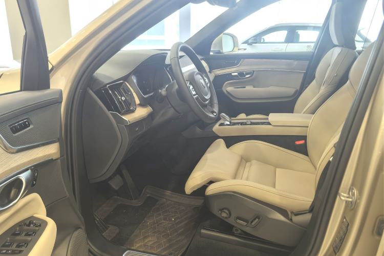 Used Volvo XC90 2025 Facelifted B6 Zhiyuan Luxury Version with 6 Seats Interior 2