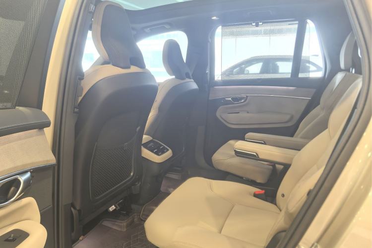 Used Volvo XC90 2025 Facelifted B6 Zhiyuan Luxury Version with 6 Seats Interior 3