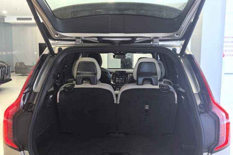 Used Volvo XC90 2025 Facelifted B6 Zhiyuan Luxury Version with 6 Seats Interior 4