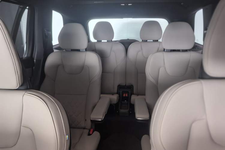 Used Volvo XC90 2025 Facelifted B6 Zhiyuan Luxury Version with 6 Seats Interior 5