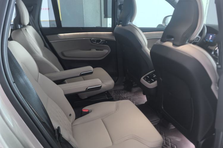 Used Volvo XC90 2025 Facelifted B6 Zhiyuan Luxury Version with 6 Seats Interior 6