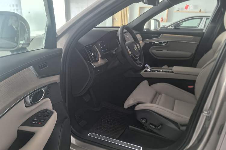 Used Volvo XC90 2025 Facelifted B6 Zhiyuan Luxury Version with 6 Seats Interior 7