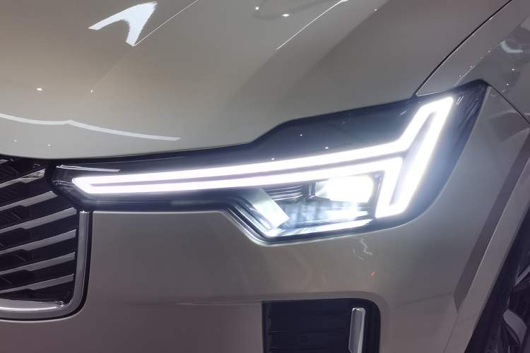 Used Volvo XC90 2025 Facelifted B6 Zhiyuan Luxury Version with 6 Seats Left Front Headlight