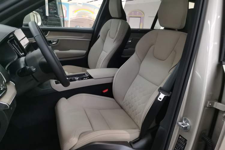 Used Volvo XC90 2025 Facelifted B6 Zhiyuan Luxury Version with 6 Seats Left Front Seat