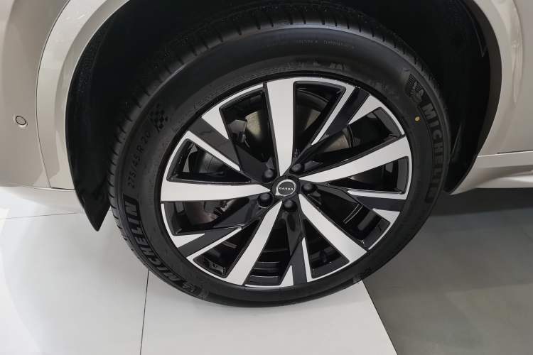 Used Volvo XC90 2025 Facelifted B6 Zhiyuan Luxury Version with 6 Seats Left Front Wheel Hub