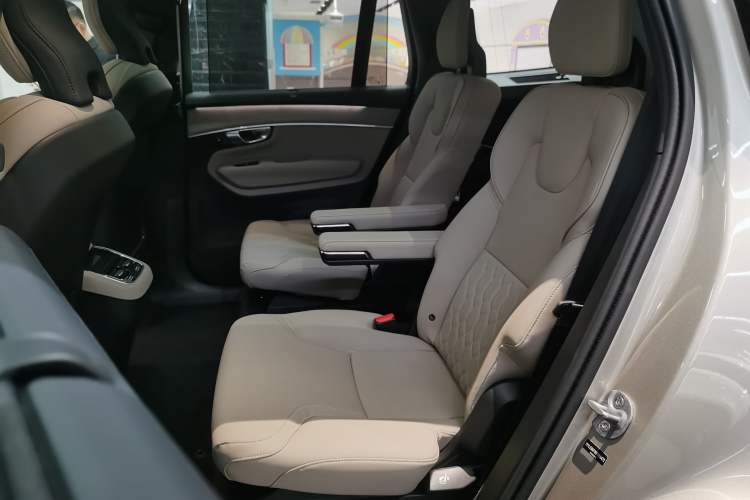 Used Volvo XC90 2025 Facelifted B6 Zhiyuan Luxury Version with 6 Seats Left Rear Seat